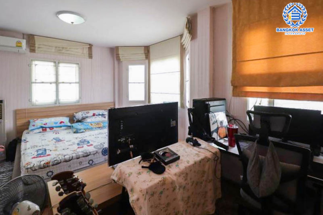 *****บ้านแฝดมือสอง ม.ชวนชื่นกรีนพาร์ค คู้บอน เนื้อที่กว้างขวางมากถึง 37.1 ตร.ว. ฟังก์ชัน 3 ห้องนอน 2 ห้องน้ำ จอดรถได้ 2 คัน บ้านสวย พร้อมเข้าอยู่ได้ทันที! ตั้งบนทำเลแห่งการเดินทาง ใกล้รถไฟฟ้าสายสีชมพู "สถานีคู้บอน" จุดขึ้นทางด่วน "รามอินทรา-เอกมัย" และแฟชั่นไอส์แลนด์